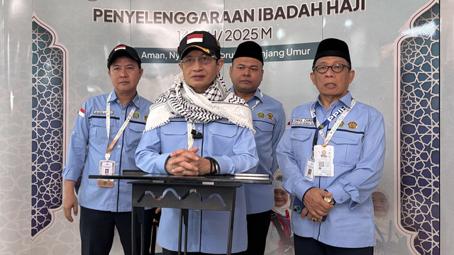 Menag Nasaruddin Umar (tengahh) saat konferensi pers di Daker Makkah, Rabu (4/6). Foto: Moh Fajri/kumparan