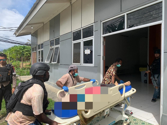 Petugas mengevakuasi dua warga yang tewas ditembak KKB di Papua. Foto: Dok. Istimewa