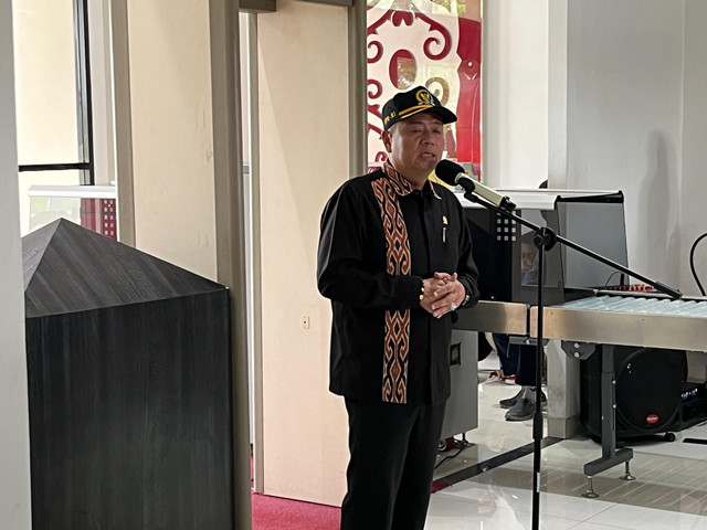 Ketua Komisi V, Lasarus saat memberikan sambutan di Gedung VIP Pemda Kalbar. Foto : Rabiansyah/Hi!Pontianak.
