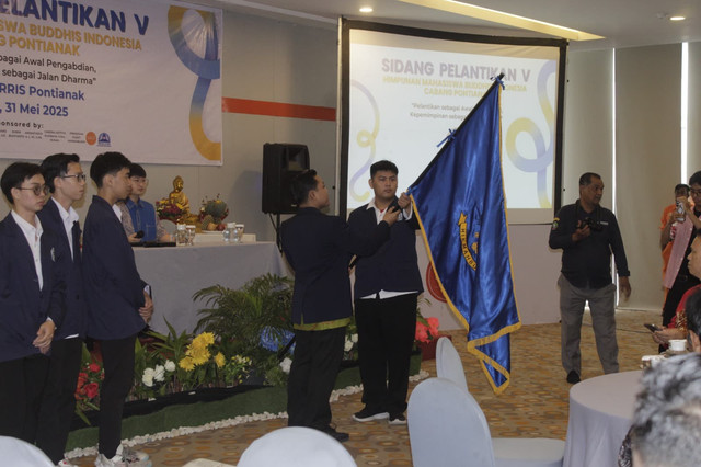 Pelantikan kepengurusan baru Himpunan Mahasiswa Buddhis Indonesia (HIKMAHBUDHI) Cabang Pontianak masa bakti 2025–2027 melalui Sidang Pelantikan V. Foto: Dok. Istimewa