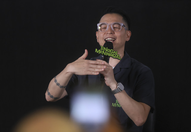 Produser Ernest Prakasa menjawab pertanyaan wartawan saat konferensi pers official trailer dan soundtrack film Tinggal Meninggal di Metropole, Jakarta, Rabu, (4/6/2025). Foto: Agus Apriyanto