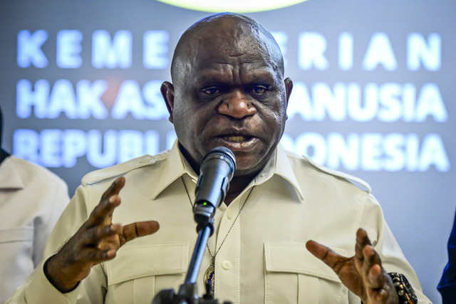 Natalius Pigai Larang Pengibaran Bendera One Piece: Demi Stabilitas Nasional | kumparan.com