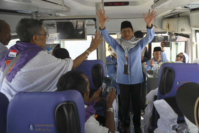 Menteri Agama Nasaruddin Umar menyapa jemaah calon haji Indonesia di dalam bus saat perjalanan untuk menunaikan wukuf di Arafah, Makkah, Arab Saudi, Rabu (4/6/2025). Foto: Andika Wahyu/ANTARA FOTO