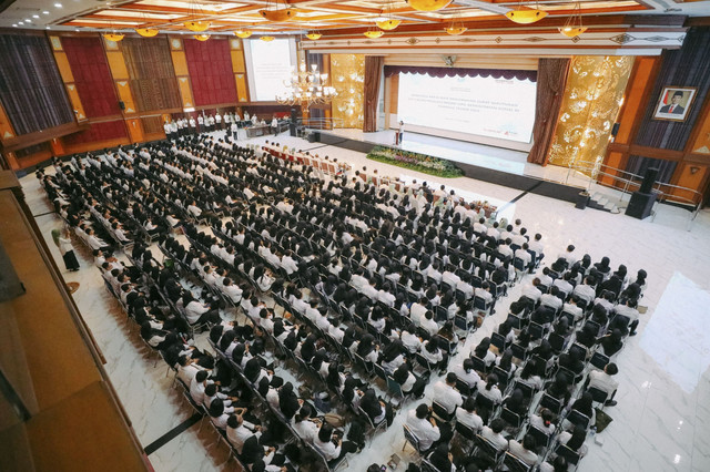 Sekjen Kemensos Kemensos Robben Rico membuka masa orientasi kerja dan menerima Surat Keputusan (SK) CPNS pada Rabu (4/6/2024), di Gedung Aneka Bhakti Kemensos, Jakarta. Foto: Kemensos RI