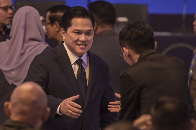 Ketua Umum PSSI Erick Thohir (kedua kanan) bersalaman dengan tamu undangan saat tiba pada Kongres Biasa PSSI 2025 di Hotel The Ritz-Carlton, Jakarta, Rabu (4/6/2025). Foto: Fauzan/ANTARA FOTO