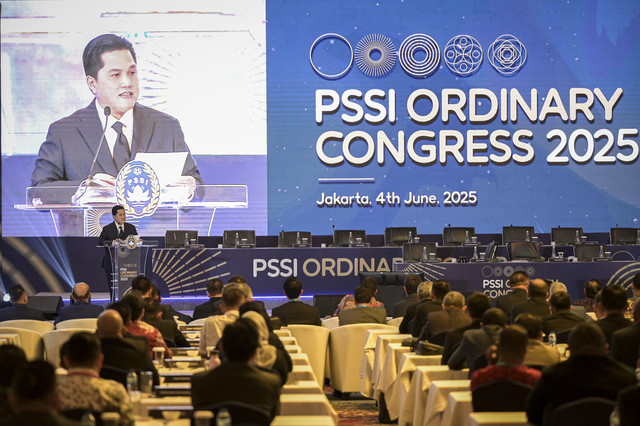 Ketua Umum PSSI Erick Thohir menyampaikan sambutan pada Kongres Biasa PSSI 2025 di Hotel The Ritz-Carlton, Jakarta, Rabu (4/6/2025). Foto: Fauzan/ANTARA FOTO