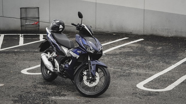 ilustrasi berapa lama stnk motor baru keluar. sumber: unsplash/tony pham