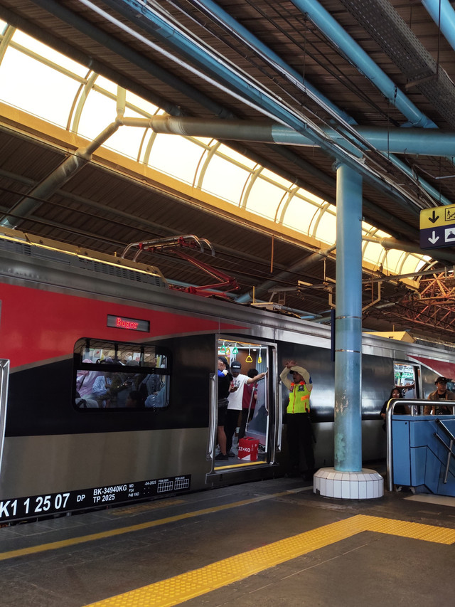 Dokumentasi Pribadi Kereta Api di Stasiun Cikini Jakarta Pusat (15/05/2024) 15:50 WIB