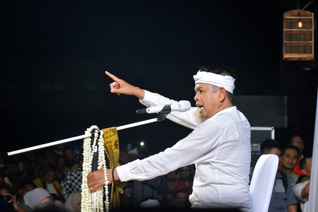 Gubernur Jawa Barat Dedi Mulyadi berdialog langsung dengan para suporter Persikas Subang, Sabtu (30/5/2025). Foto: Dok. Humas Pemprov Jabar