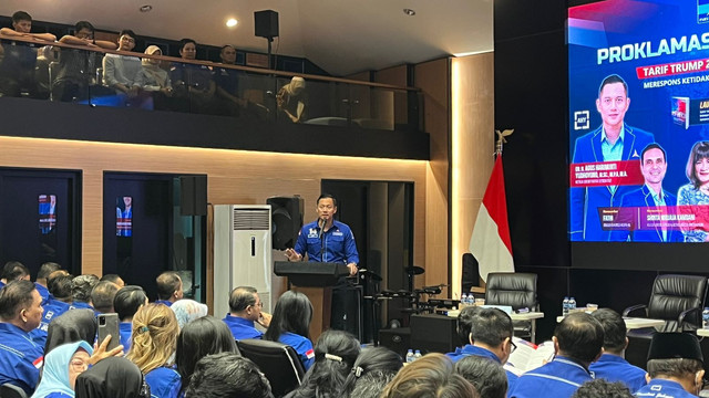 Ketum Demokrat sekaligus Menko Infrastruktur, Agus Harimurti Yudhoyono (AHY), di Kantor DPP Demokrat, Jakarta Pusat, Rabu (4/6/2025). Foto: Haya Syahira/kumparan