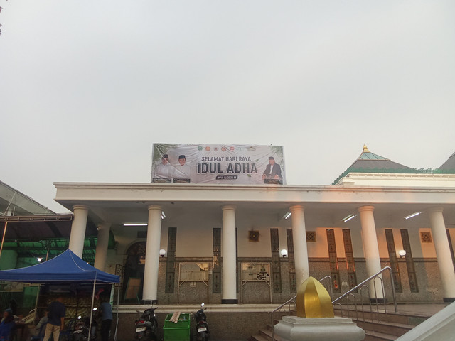Suasana persiapan Masjid Agung Palembang dalam menyambut Hari Raya Idul Adha/Anyelir.