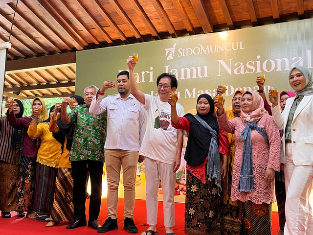 PT Industri Jamu dan Farmasi Sido Muncul Tbk (Sido Muncul) mengundang 100 pedagang angkringan dan jamu ke Pabrik Sido Muncul, Semarang, Jawa Tengah, pada Selasa (3/6).