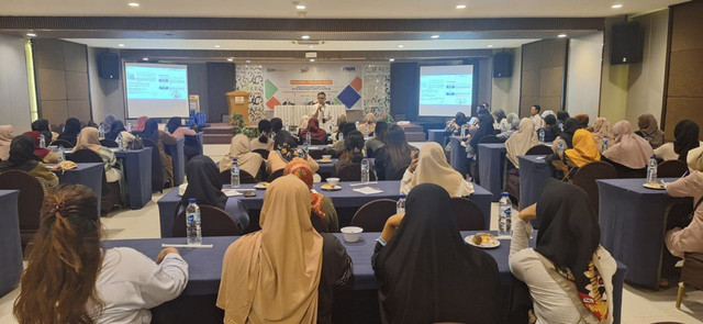 BRI Insurance memberi edukasi soal pemahaman asuransi kepada pelaku UMKM program PNM Mekaar (Membina Ekonomi Keluarga Sejahtera) di Mataram, NTB, pada Rabu (4/5/2025). Foto: BRI Insurance