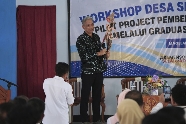 Wamensos Agus Jabo Priyono menjadi narasumber Workshop Desa Sejahtera Mandiri di Gedung Serba Guna Tat Twam Asi Panti Pelayanan Sosial Anak Kumuda Putra Putri Magelang, Rabu (4/6/2025). Foto: Kemensos RI