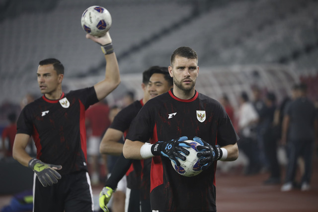 Kiper Timnas Indonesia Maarten Paes mengikuti sesi latihan resmi di Stadion Utama Gelora Bung Karno, Jakarta, Rabu (4/6/2025). Foto: Aditia Noviansyah/kumparan
