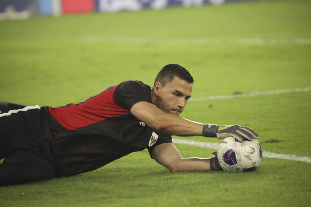 Kiper Timnas Indonesia Emil Audero mengikuti sesi latihan resmi di Stadion Utama Gelora Bung Karno, Jakarta, Rabu (4/6/2025). Foto: Aditia Noviansyah/kumparan