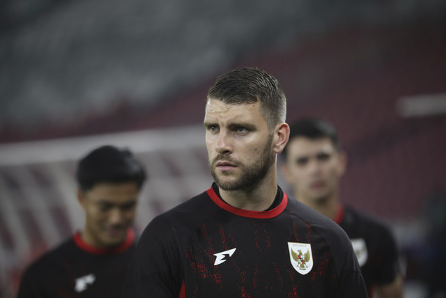 Kiper Timnas Indonesia Maarten Paes mengikuti sesi latihan resmi di Stadion Utama Gelora Bung Karno, Jakarta, Rabu (4/6/2025). Foto: Aditia Noviansyah/kumparan