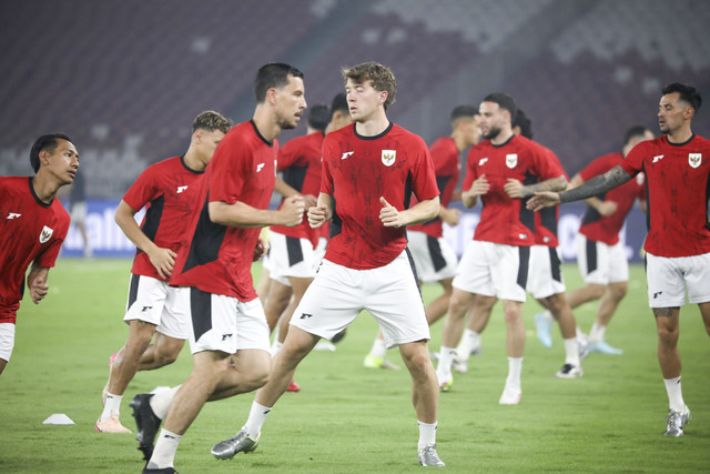 Sejumlah pemain Timnas Indonesia mengikuti sesi latihan resmi di Stadion Utama Gelora Bung Karno, Jakarta, Rabu (4/6/2025). Foto: Aditia Noviansyah/kumparan