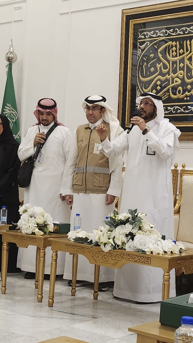 Manager King Abdul Aziz Complex for Kiswah Factory Ahmad Al Suhiri saat menjelaskan pembuatan kiswah Ka'bah. Foto: Arifin Asydhad/kumparan