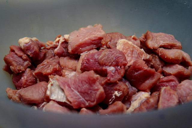 ilustrasi cara menghilangkan bau daging kambing. Unsplash/Usman Yousaf
