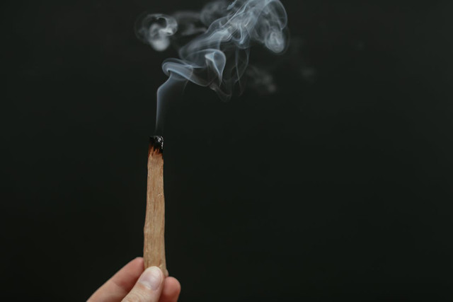 Ilustrasi untuk mitos kayu Tlogosari. Foto: Pexels/Cup of Couple