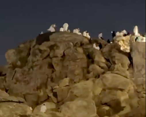 Jemaah haji 2025 mulai menaiki Jabal Rahmah jelang wukuf di Padang Arafah.  Foto: X/@theholymosques