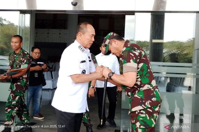 Gubernur Sultra Andi Sumangerukka (kiri) saat bersalaman dengan Danjen Kopassus Mayjen TNI Djon Afandi di Kendari, Sulawesi Tenggara, Rabu (4/6) Foto: La Ode Muh Deden Saputra/ANTARA