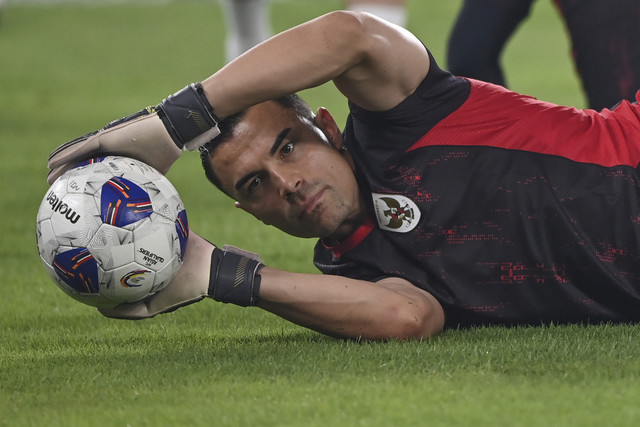 KiperTimnas Indonesia Emil Audero mengikuti sesi latihan resmi jelang pertandingan kualifikasi Piala Dunia 2026 putaran ketiga Grup C di Stadion Utama Gelora Bung Karno, Jakarta, Rabu (4/6/2025).  Foto: Bayu Pratama S/ANTARA FOTO