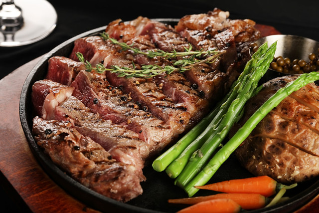 Ilustrasi cara membuat steak daging sapi kurban. Foto: Unsplash/ Loija Nguyen