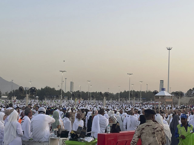 Jemaah haji dari berbagai negara sudah tiba di Arafah jelang puncak haji. Jemaah haji juga berbondong-bondong menuju ke Jabal Rahmah untuk menjalani prosesi wukuf. Foto: Arifin Asydhad/kumparan