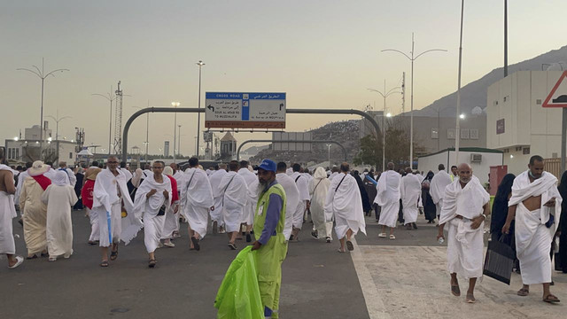 Jemaah haji dari berbagai negara sudah tiba di Arafah jelang puncak haji. Jemaah haji juga berbondong-bondong menuju ke Jabal Rahmah untuk menjalani prosesi wukuf. Foto: Arifin Asydhad/kumparan