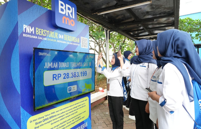 Karyawan PNM menyalurkan donasi untuk sedekah kurban. (ist)