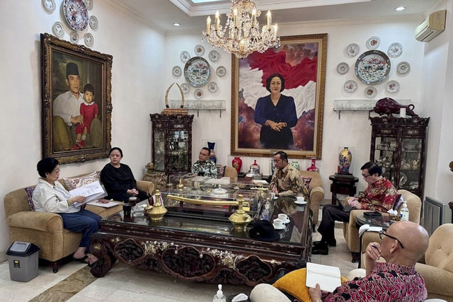 Menteri Sekretaris Negara Prasetyo Hadi dan Wakil Ketua DPR RI Sufmi Dasco Ahmad menemui Presiden Indonesia ke-5 Republik Indonesia Megawati Soekarnoputri di kediamannya. Foto: Instagram/ @sufmi_dasco