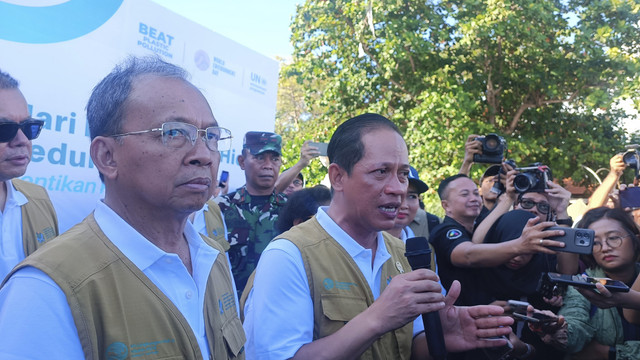 Gubernur Bali Wayan Koster dan Menteri Lingkungan Hidup Hanif Faisol Nurofiq dalam Peringatan Hari Lingkuan Hidup Sedunia di Pantai Kuta, Kabupaten Badung, Bali, Kamis (5/6/2025). Foto: Denita BR Matondang/kumparan