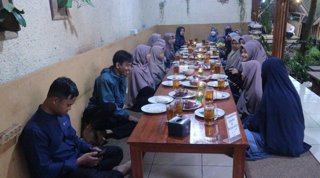 Suasana Kebersamaan Santri dan Pengurus BQ DT Peduli Sukabumi bersama Owner Sono Coffe Sukabumi (Sumber : DT Peduli)