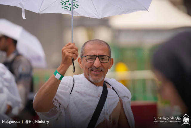 Jemaah haji 2025 di Mina membawa payung untuk melindungi dari cuaca ekstrem,, Rabu (4/6/2025). Foto: Kemenhaj Arab Saudi