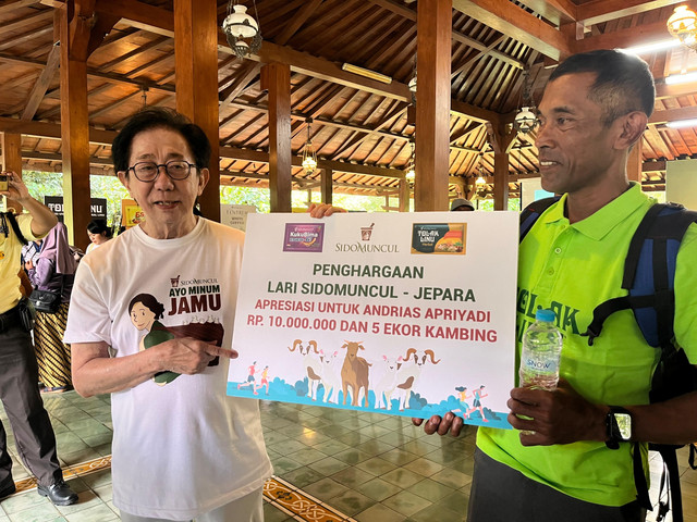 Direktur Sido Muncul, Irwan Hidayat, memberikan penghargaan kepada Andrias Apriadi. Foto: kumparan