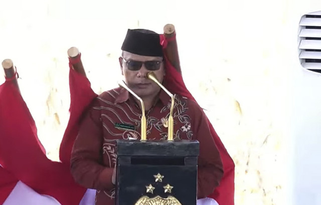 Momen Paspampres-Polisi Tolong Pembaca Doa Tertimpa Bendera di Acara Prabowo. Foto: Youtube/Sekretariat Presiden