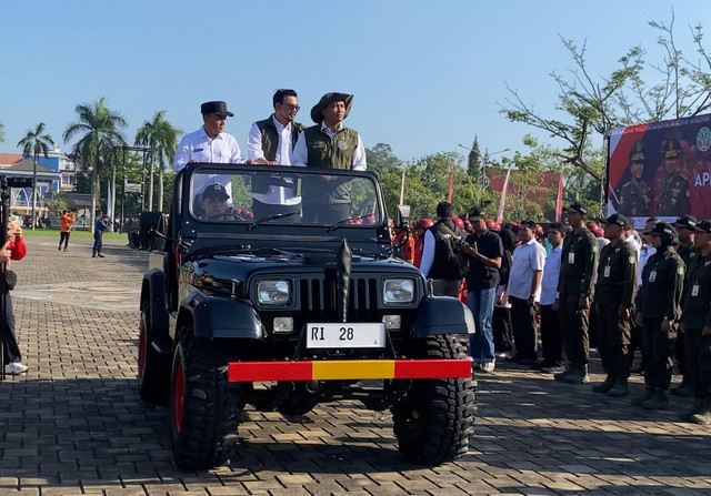 Menhut, Raja Juli Antoni saat memeriksa kesiapan pasukan di upacara Apel Kesiapsiagaan Karhutla di Provinsi Kalimantan Barat. Foto: Yulia Ramadhiyanti/Hi!Pontianak