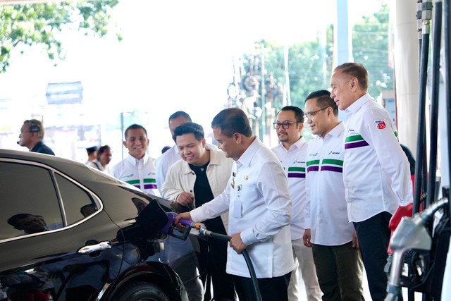 Gubernur Jawa Tengah Ahmad Luthfi (keempat dari kiri) didampingi Direktur Utama Pertamina Simon Aloysius Mantiri (kedua dari kiri), Komisaris Utama Pertamina (Mochamad Iriawan), dan Plt Direktur Utama PT Pertamina Patra Niaga Mars Ega Legowo Putra (ketiga dari kiri) melakukan pengisian perdana produk Pertamax Green 95 yang dimulai pemasarannya pada Kamis, (5/6/2025) di Kota Semarang dalam rangka memperingati Hari Lingkungan Hidup Sedunia. Foto: Dok. Pertamina