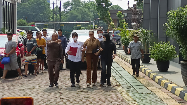 Artis Nikita Mirzani saat Dilimpahkan ke Kejaksaan Negeri Jakarta Selatan. Foto: Aprilandika Pratama/kumparan