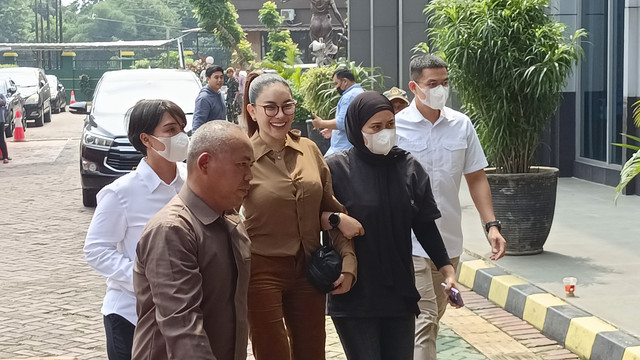 Artis Nikita Mirzani saat Dilimpahkan ke Kejaksaan Negeri Jakarta Selatan. Foto: Aprilandika Pratama/kumparan