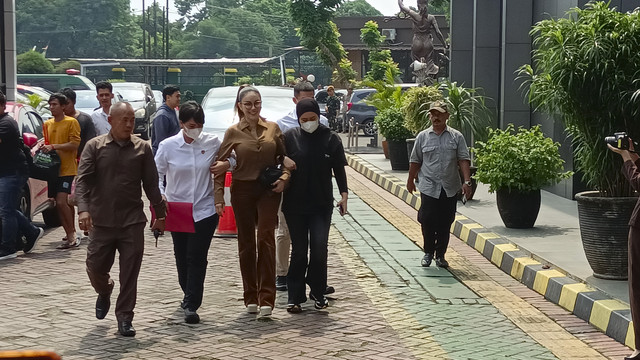 Artis Nikita Mirzani saat Dilimpahkan ke Kejaksaan Negeri Jakarta Selatan. Foto: Aprilandika Pratama/kumparan