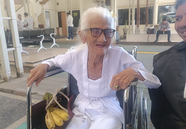 Nenek I Nyoman Reja bersama 16 terdakwa lain saat menjalani sidang dengan agenda putusan sela di PN Denpasar. Foto: Denita BR Matondang/kumparan
