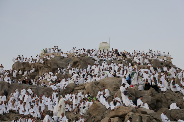 Umat Islam memadati Jabal Rahmah jelang wukuf di Arafah, Arab Saudi, Kamis (5/6/2025). Foto: Khaled Abdullah/Reuters