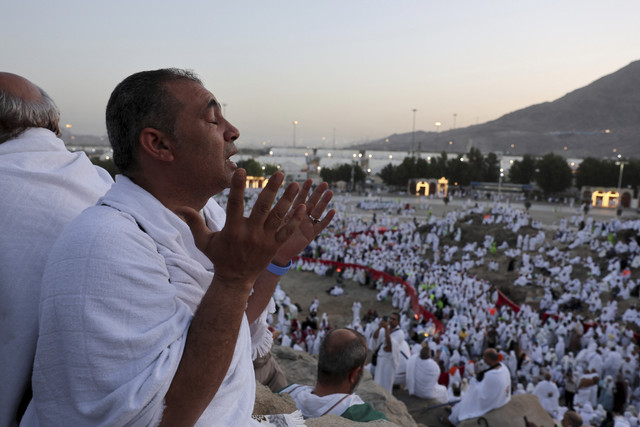 Umat Islam berdoa jelang wukuf di Jabal Rahmah, Arafah, Arab Saudi, Kamis (5/6/2025). Foto: Khaled Abdullah/Reuters