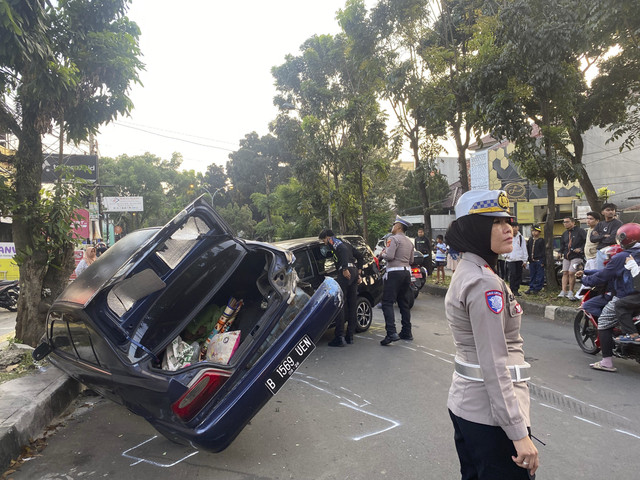 Suasana usai kecelakaan Toyota Calya menabrak Toyota Soluna di Jalan Achmad Adna Wijaya, Kota Bogor, Kamis (5/6/2025). Foto: Istimewa