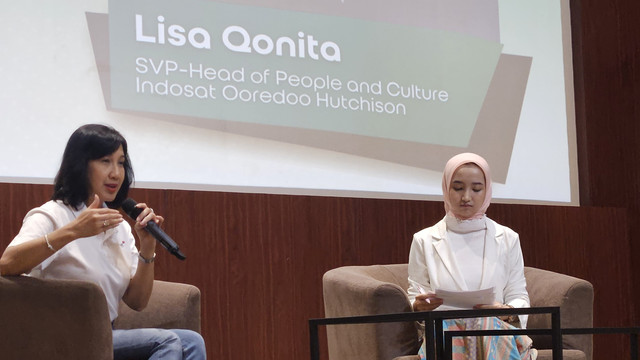 SPV Head of People and Culture Indosat Ooredoo Hutchison Lisa Qonita (kiri). 