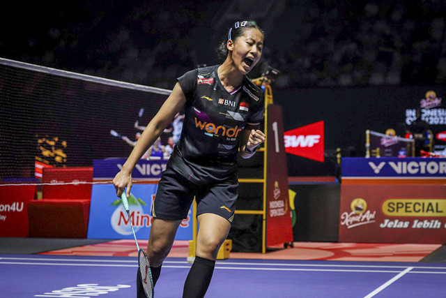 Pebulu tangkis tunggal putri Indonesia Putri Kusuma Wardani mengembalikan kok ke arah lawannya tunggal putri Thailand Supanida Katethong pada babak 16 besar Indonesia Open 2025 di Istora Senayan, Jakarta, Kamis (5/6/2025). Foto: Iqbal Firdaus/kumparan