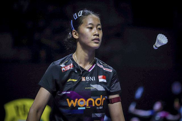 Pebulu tangkis tunggal putri Indonesia Putri Kusuma Wardani mengembalikan kok ke arah lawannya tunggal putri Thailand Supanida Katethong pada babak 16 besar Indonesia Open 2025 di Istora Senayan, Jakarta, Kamis (5/6/2025). Foto: Iqbal Firdaus/kumparan
